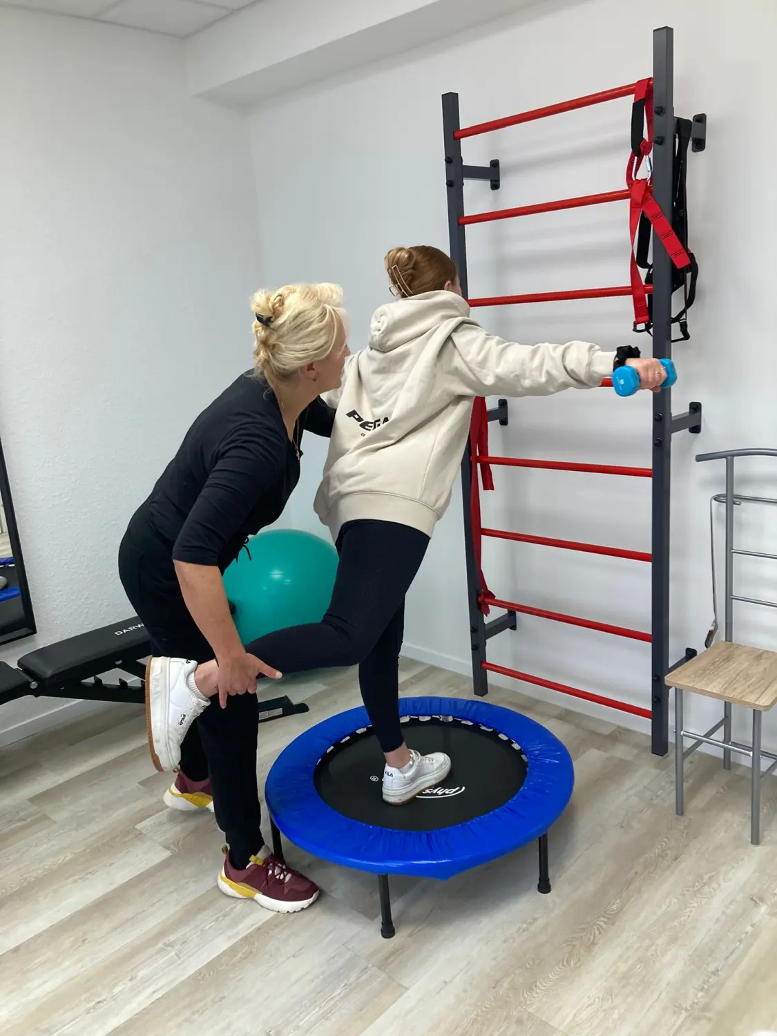 Oghale Okpowe macht Patientenphysiotherapie